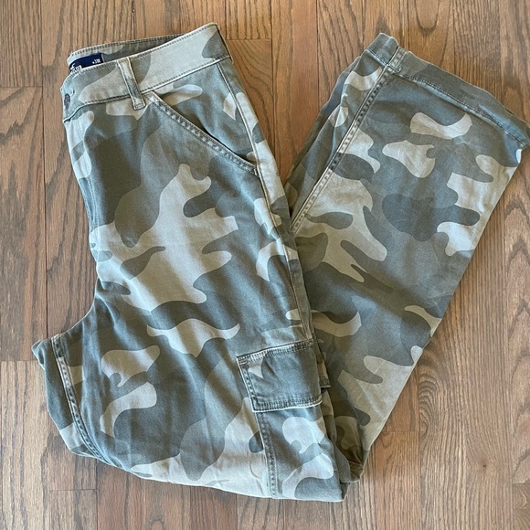 Hollister Women's Camouflage Cargo Pants, Size 13 Regular, Waist 31R - Picture 1 of 11